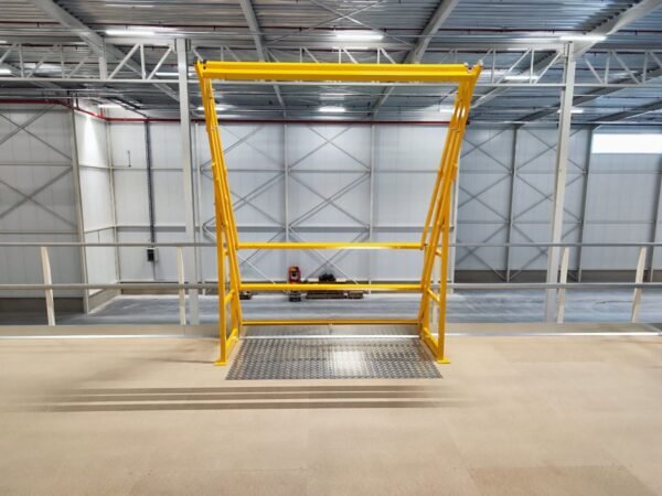 Lagerplattform 7x7m, Tragfähigkeit 500 kg/m², mit Treppe, Geländer und Übergabepunkt – Bild 3